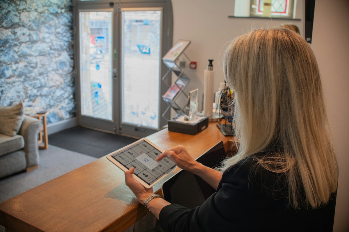 What a Receptionist Really Costs in India, and How an AI Receptionist Compares